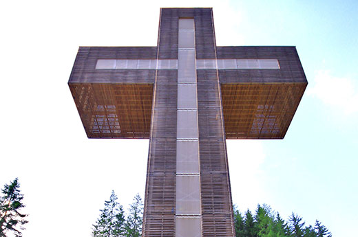 Blick nach oben - auf das Pilgerkreuz in der Veitsch