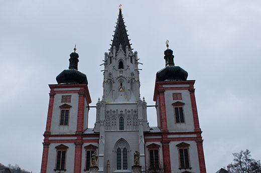 Blick auf die drei Türme der Mariazeller Basilika