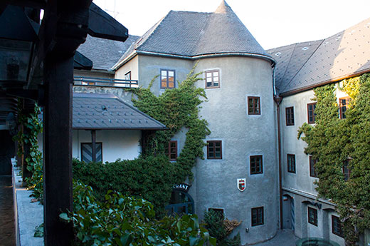 Innenhof der Burg mit Turm