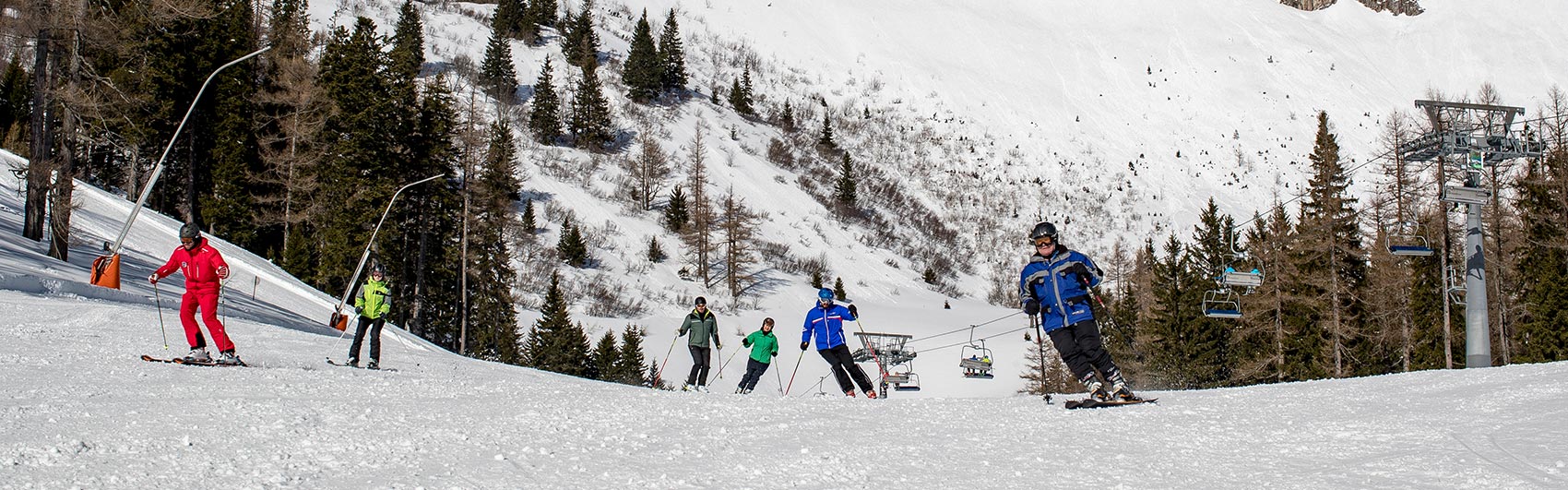 Skifahrer fahren die Piste hinunter